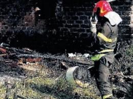 Balloni prendono fuoco: le fiamme lambiscono le abitazioni e distruggono auto