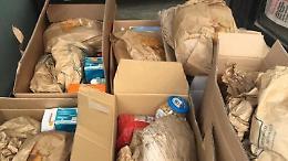 Pacchi con beni di prima necessità per i bisognosi gettati in strada: la condanna