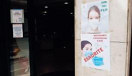 Mascherine, guanti, alcol: tutto introvabile. La denuncia: a mani nude contro il virus
