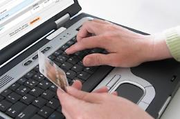 Messaggio truffa con il logo di Poste Italiane: una donna vittima del raggiro