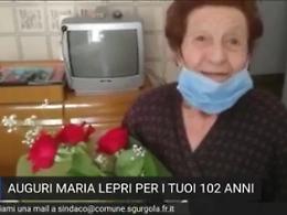 Nonna Maria spegne 102 candeline: gli auguri del sindaco in diretta Facebook