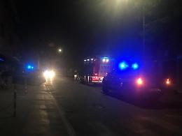 Auto 'vola' nel piazzale di un'abitazione, il conducente finisce in ospedale