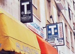Tabacchi chiuso e multato per un pacco di caramelle: battaglia legale