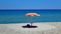 Si può andare al mare ma è caos: sì alla passeggiata, no al bagno e alla tintarella