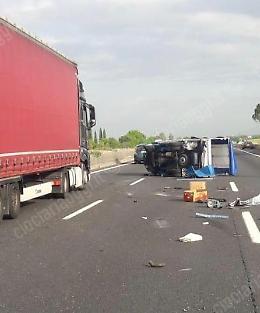 Incidente in A1, coinvolti un furgone e un'auto: un ferito e lunghe code