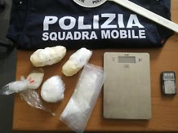 Cocaina nascosta in un condominio, scatta il sequestro: caccia al pusher