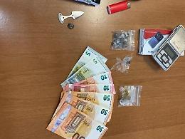 Sorpreso a spacciare hashish in strada: giovanissimo pusher in manette