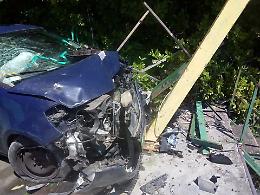 Perde il controllo dell'auto ed esce di strada: conducente miracolata
