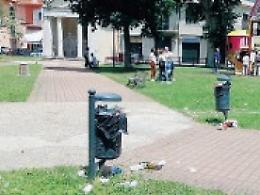 Mala movida, bottiglie e rifiuti abbandonati ovunque: residenti indignati