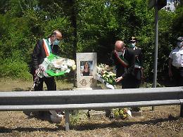 Un fiore per Serena e un pensiero per papà Guglielmo: la toccante cerimonia