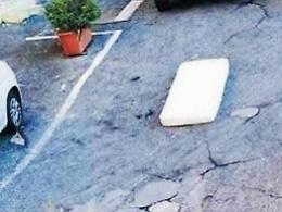 Materasso "lanciato" nel bel mezzo del centro storico: cittadini indignati