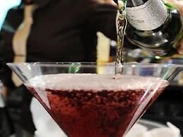 Panico al bar, calci e pugni per un drink negato: 22enne nei guai