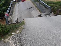 Maltempo, cassinate sott'acqua: ponte crollato e strade come fiumi. Le immagini