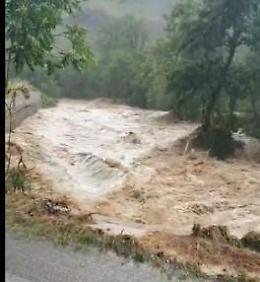 Intrappolata nell'auto travolta da un torrente in piena: salvata dai carabinieri