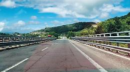 Una superstrada da brividi, il pericolo corre sull'asfalto: traffico a rischio
