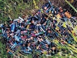 Una montagna di batterie abbandonate: alto il rischio di inquinamento
