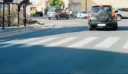 Rapinano una donna e la lasciano sulla strada ferita e sanguinante: due denunce