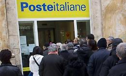 Post emergenza, file alle Poste sotto sole e pioggia: l'appello degli anziani