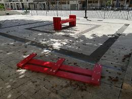 Danneggiate le panchine rosse per Serena, Gilberta e Gabriel: la verità nei video