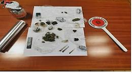 Spaccio di droga, giovane sorpreso a cedere dosi ad altri ragazzi: arrestato
