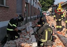 Schiacciati da un cornicione: morti madre e due figli sotto gli occhi del fratellino