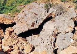 Cadono grossi massi a ridosso del cimitero. Scatta l'allarme