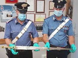Trovato con una grossa sciabola in casa: 54enne denunciato