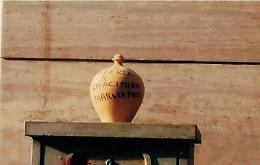 Offerte per rifare i marciapiedi, un salvadanaio in centro: la provocazione