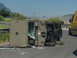 Bilico perde mezzo dell'esercito: paura in strada e traffico rallentato