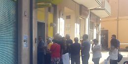 Uffici postali, code sotto il sole: malori e proteste per gli orari ridotti