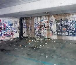 Il parcheggio degli orrori: tra degrado e sporcizia nella terra di nessuno