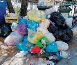 Cumuli di rifiuti non raccolti: i cittadini lamentano odori nauseabondi