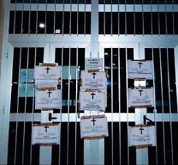 Inps tappezzata di manifesti funebri: la protesta "firmata" da CasaPound Italia
