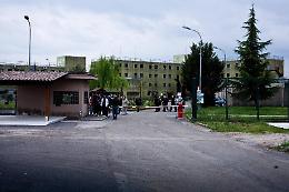 Tenta di impiccarsi ad una grata della finestra della cella: detenuto salvato