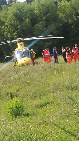 Tampona violentemente un'auto parcheggiata: 2 donne in ospedale, una in codice rosso