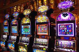 Furto in pieno giorno: i ladri 'ripuliscono' le slot e si danno alla fuga