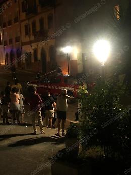 Incendio in un garage: auto distrutte dalle fiamme e residenti in strada