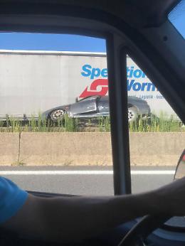 Auto schiacciata da un tir: tre feriti tra cui un bambino