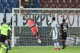 Il Crotone vince per 1-0. Frosinone, playoff appesi a un filo