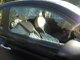 Atto vandalico in pieno centro: danneggiate le auto in sosta