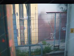 Incendio in un deposito di calzature: l'intera zona invasa dal fumo