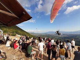 Monte Scalambra in festa, la magia del parapendio