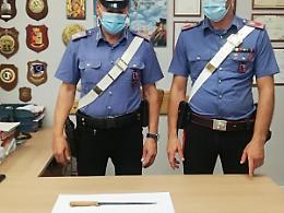 Lite tra egiziani in un negozio di frutta, uno ferito con un coltello: denunciati