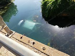 Accusa un malore, esce fuori strada con l'auto e finisce nel canale: muore annegato