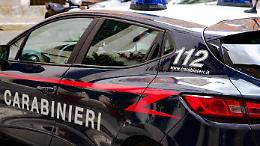 Uccide la convivente a coltellate e tenta di sezionare il corpo, poi si suicida