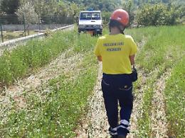 Incendio in superstrada, le fiamme avvolgono i terreni vicini: volontari in azione