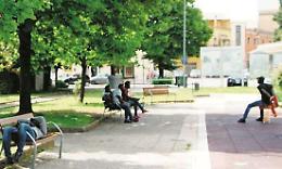 Chiede soldi ai passanti e li insulta, poi inveisce contro i carabinieri: denunciato