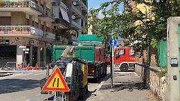 Danneggiata tubatura del gas, strada chiusa e vigili del fuoco a lavoro