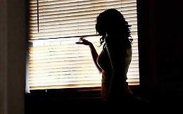 Insulti, sputi e lanci di immondizia: così una donna esaspera i vicini di casa