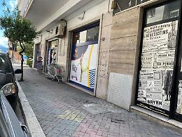 Parapiglia in un negozio: volano schiaffi tra un uomo e una donna. Poi vanno via